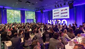 Manuela Kamper moderiert die Jubiläumsfeier 125 Jahre Hypo Tirol im Congresspark Igls