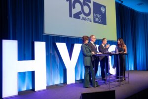 Manuela Kamper moderiert die Jubiläumsfeier 125 Jahre Hypo Tirol im Congresspark Igls