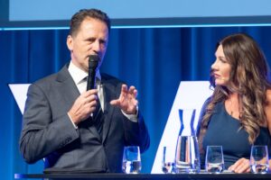 Manuela Kamper moderiert die Jubiläumsfeier 125 Jahre Hypo Tirol im Congresspark Igls